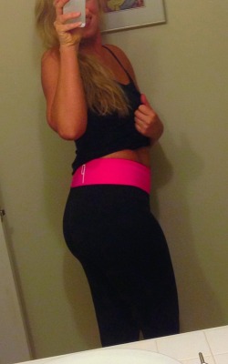 sarahxoxoblog:  Love my new VS PINK yoga pants!