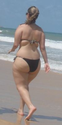 subtlefeeder:  Beach beauty   Thick babe