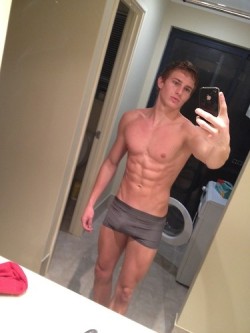 bonermakers:  Nice package, and nice abs!