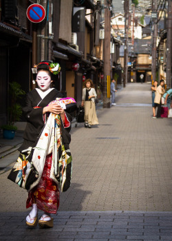 ica-zakura:  Kyoto: Gion Geisha (by banzainetsurfer) 