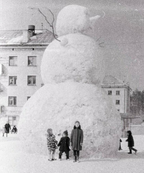 toneburst:  A snowman in Penza, USSR. 1966 ‬