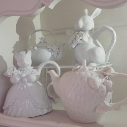 frillypinkdreams:lace-a-la-mode:  I love milky white #teapots