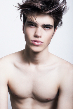 interestingmalenipples:  Sam Steele 