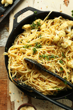 vegan-yums:  Garlic chili pasta with roasted cauliflower / Recipe