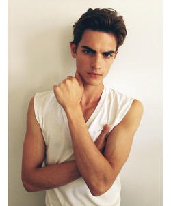 model-hommes:  Russel Giardina with Re:Quest Models. 