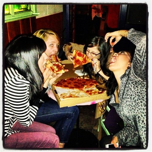 Yeah I ordered pizza to the bar. @annahilation @dianasaurus___rex @eeuniceeh #pizzaproblem #peppandpineapplelikeomg