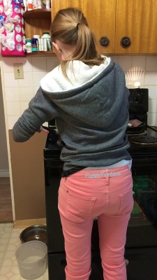 poutineprincess:  I cook while Mongoose stares at my bum.   (Please