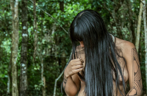 pachatata:  Yawalapiti woman, Upper Xingu, BrazilAccording to Yawalapiti mythology, the primordial making of humans was undertaken by the Kwamuty, the creator. He thus created the first   Inutayã   (women), from the Umañi (original model), and among