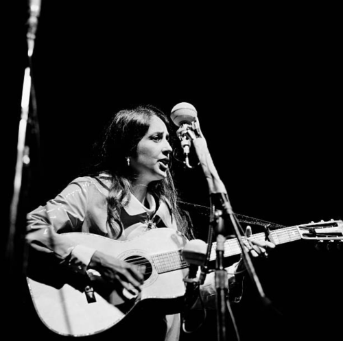 bobdylan-n-jonimitchell:  Joan Baez performing at the Newport