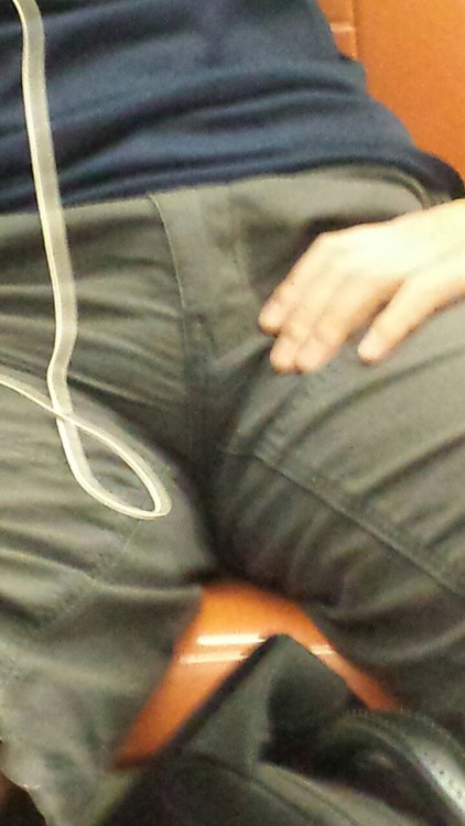 chicosparatodos:  Pelado paquetudo en el metro… Mientras más lo miraba, más me calentaba, y más apretaba las piernas para que se le marque el paquete :3