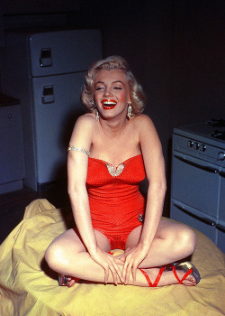 perfectlymarilynmonroe: Marilyn Monroe photographed on the set