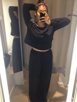 earthyxoxo:  At H&M fitting room