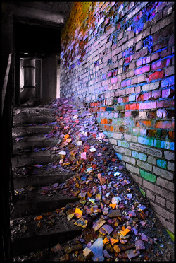 destroyed-and-abandoned:  Beautiful decaying kaleidoscope bricks.