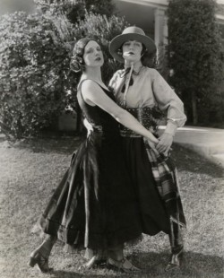 antipahtico:  Viola Dana & Shirley Mason 1920s  (via mothgirlwings)