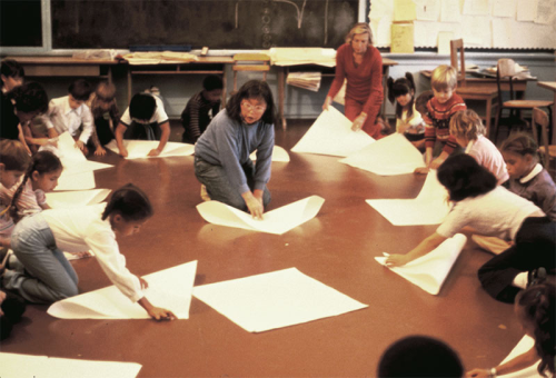 garadinervi:Ruth Asawa teaching paper folding, ca. 1980s [©