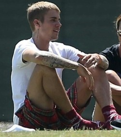 bromancebooty:Daddy Carl taking good care of his twink boy Bieber