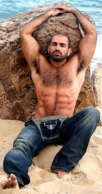 realmenstink:  LIKE EM DARK & SWARTHY ???