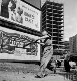 anotherstateofmind67:  Stickball New York, June 1947 Ralph Morse