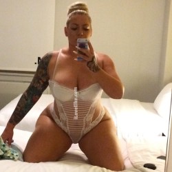 elkestallion:  …hips and thighs, oh my… #elke #thick #thighs