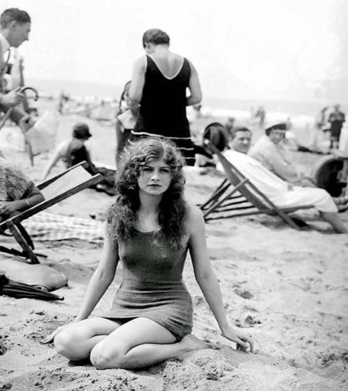 blondebrainpower:  A day at the beach, France 1925