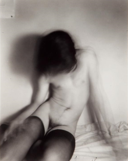 grigiabot:    UNTITLED (NUDE ON BED)By Robert Mapplethorpe  