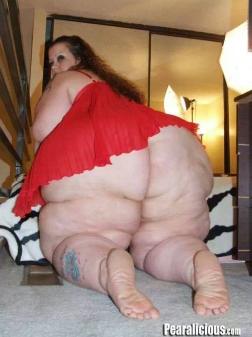 freak-for-ssbbw:  Love her huge ass and thighs  Love