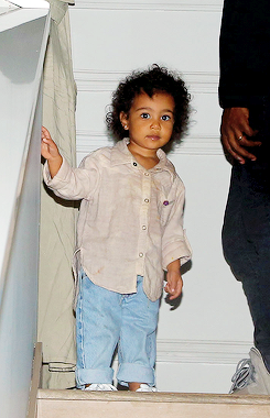 2jam4u:  celebritiesofcolor:North West in Armenia  ITS MICHAEL