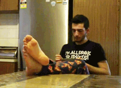 fromhead2toes:  Nothing is hotter that watching barefoot GUY