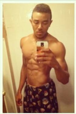 youtastemyaura:  BROLIC LIGHTSKIN DADDY.