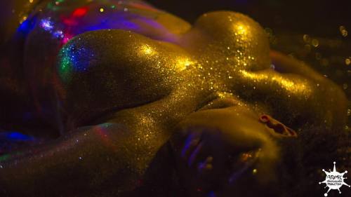 âœ¨âœ¨ @anacroniste âœ¨âœ¨ http://acp3d.com . . . . . . . .  #model #curves #plusmodel #glitter #bodyglitter  #âœ¨ #artnude #nudemodel #phillymodel #phillyphotographer