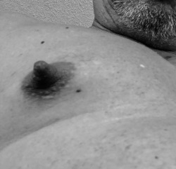 smoothmuscledad808:  My 🐼Dad nipples unpumped. Want to make