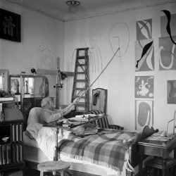 misterdoor:Henri Matisse at work,  Nice; photo by Walter Carone