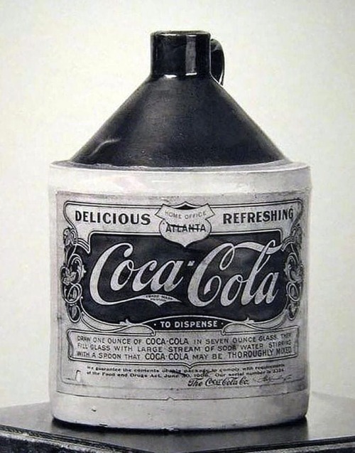 La première bouteille de Coca-Cola, 1894.