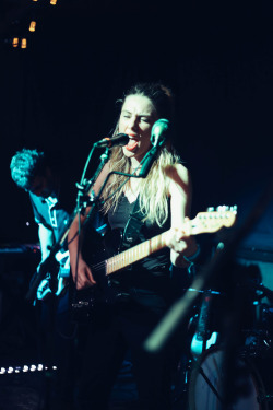 w0lfyalice:  Ellie Rowsell being a godess - Wolf Alice - Sam
