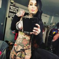 stripper-locker-room:https://www.instagram.com/kruellakraken/