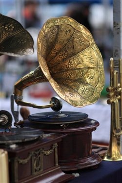 arsenicinshell:  Antique gramophone
