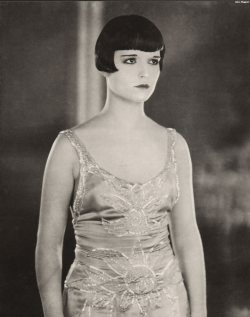 miss-flapper:  Louise Brooks as Kitty Laverne in A Social Celebrity,