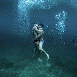 callmeswimmer:  Underwater love@emilianolazzarotto @marianomarangi