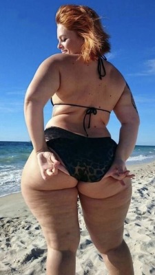 holycalzonemugeggs:  fatsnowflakes:  PAWG!!!!!!!!   Cuff Dat