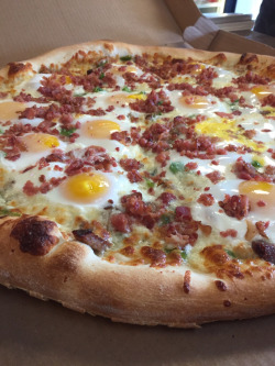 the-pizza-gallery:Papa Luke’s Pizzeria breakfast pizza!