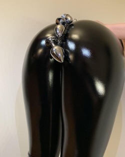 babes-in-latex:  Expectations