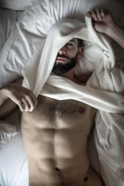 RESERVATIONS : LEVI SEVEN (white sheets) a photo series on the