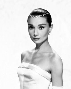 rareaudreyhepburn:  Audrey Hepburn photographed by Richard Avedon