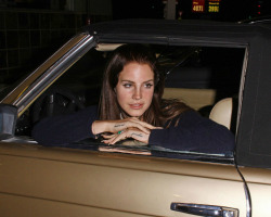 ldr-universe-deactivated2014120: Lana Del Rey leaving a gas station