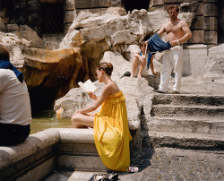 latenightpersonality:Une femme en jaune en train de lire, Rome