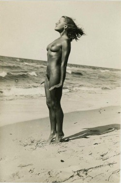 flashofgod:  Gerhard Riebicke, Junge Frau Wind entgegen, Germany,