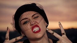everyrosehasits-thorns:  Miley Cyrus 