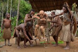 sixpenceee:  The Smoked Corpses of Papua New Guinea In Papua