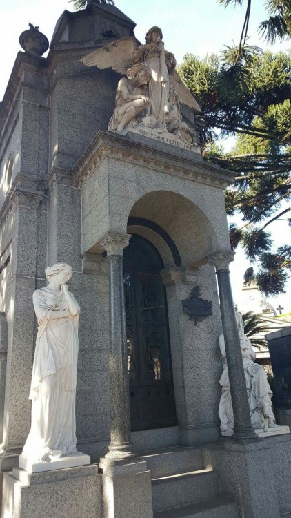 Today we went to our local cementery in Recoleta. I brought my camera with me…. but I forgot the bateries…. here are some pics i took with my bf phone