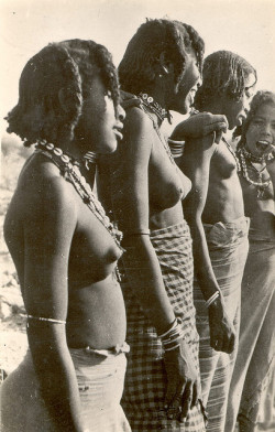 supramonoperro:  Eritrea Cunama Balca Women 1940s by ART NAHPRO on Flickr. 